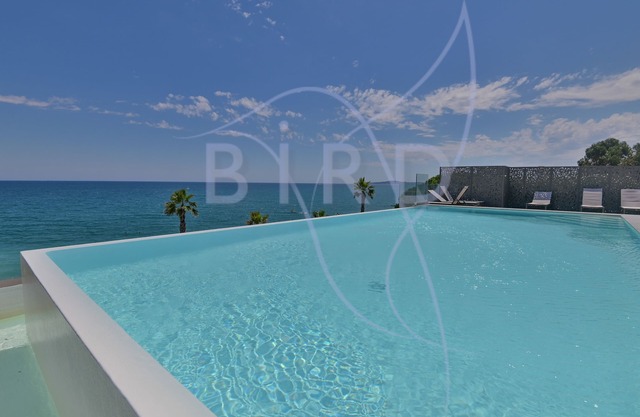 Magnificent apartment on the ground floor and next to the sea