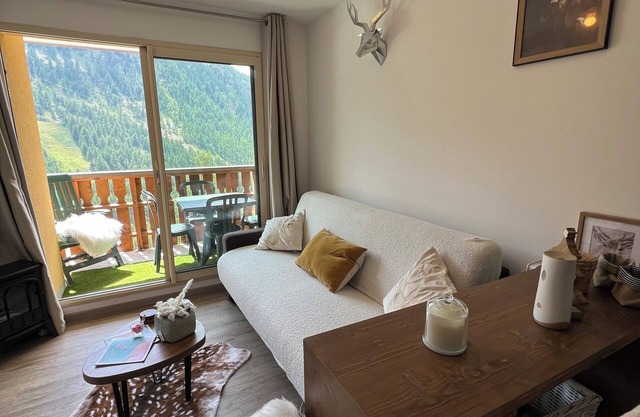 Magnificent, centrally-located, south-facing apartment with panoramic view of the slopes.