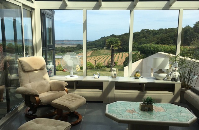 Magnificent gîte with sea view, heated indoor pool facing Brehat Island
