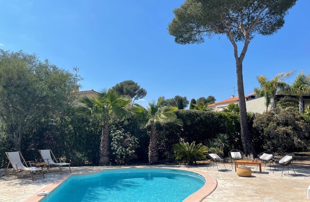 Magnificent house with all comforts, swimming pool, air-conditioning, close to beach and golf course.