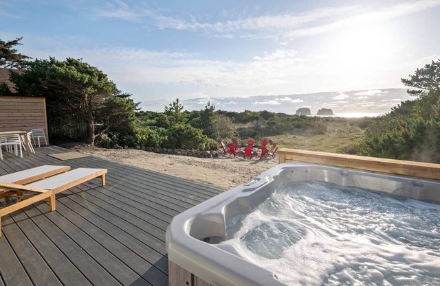 Magnificent Oceanfront Views of Twin Rocks on Private Acre, Pet Friendly, Hot Tub, Fire-Pit, Deck