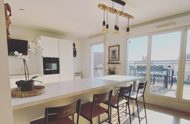 Magnificent Roof-Top apartment with sea view and 2 parking spaces.