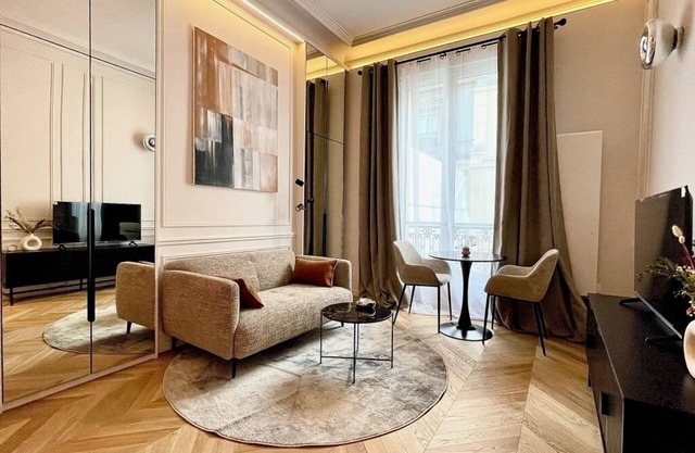 Magnificent studio in the heart of Paris, brand new in a building.