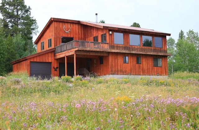 Magnificent Views, 3,000 sqft home, 7 miles to West Yellowstone, Hot tub!