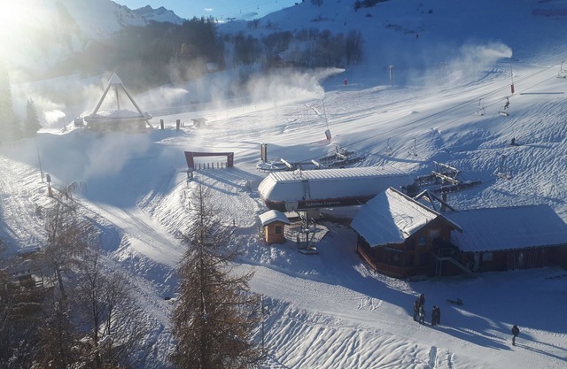 MAGNIFICENT VIEW OF THE SLOPES, Departure and return skis at the foot of the resort center