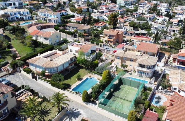 Magnificent villa in Peñiscola, large pool, paddle tennis court, Wifi,