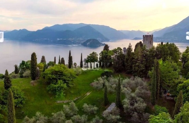 Magnificent Villa with gardens and terrace overlooking the lake. Barbecue