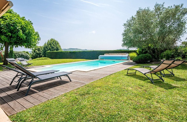 Magnificent villa with swimming pool