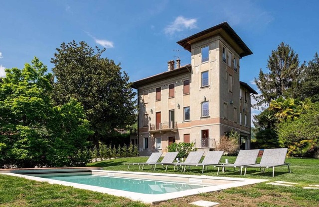 Magnolia Apartment in Villa Jejia, Lesa, Italy