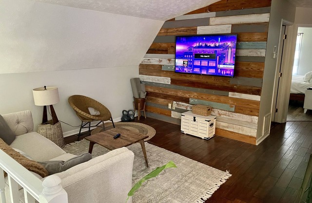 Magnolia House Loft - 10 min to downtown and campus