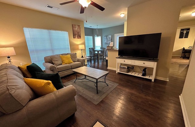 Magnolia Oasis: 2BD/2BA w/Gym, Pool, BBQ Grill