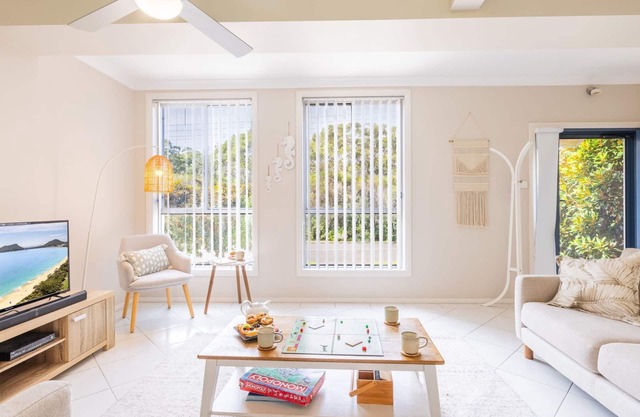 Magnolias, 6 Marine Dr - air con, linen and Wi-Fi