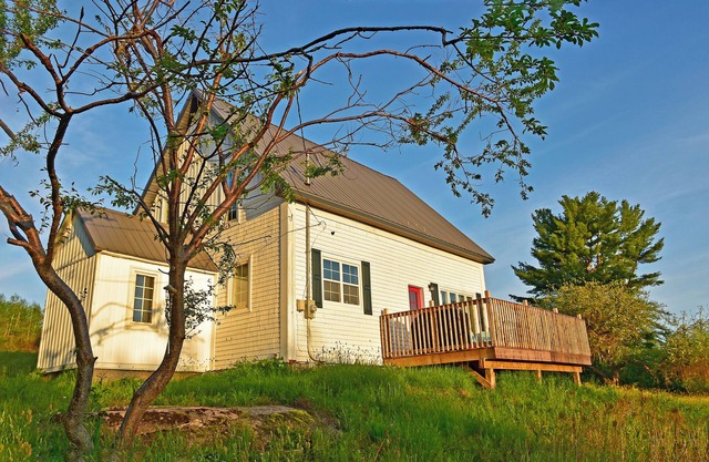 Mahone Bay Nature Escape/Private/Full kitchen/400 meters to the water