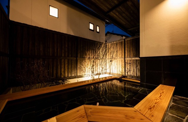 Mai Close to Kinrinko and Yunotsubo street/Yufu Ōita