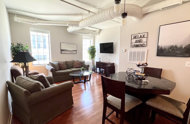 Main Street Cottage - Cozy 2 bedroom condo - Walk to market, close to HPU