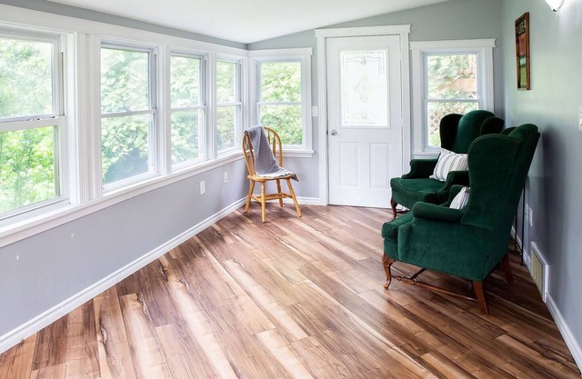 Main Street Family Retreat, Walking Distance to Beach & Downtown. Pet Friendly!