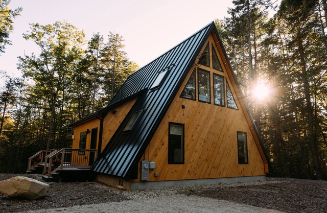Maine Frame: Cozy Retreat in the Freeport Woods