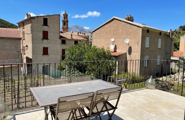 Maison au centre d'un village typique