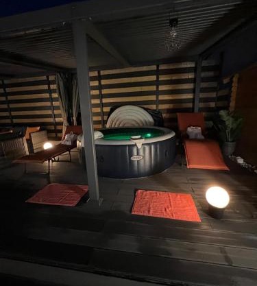 Maison avec piscine chauffée jacuzzi a1 heure paris 10 mn du centre ville