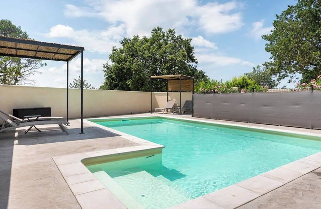 Maison D'aaron, 4 Personnes Avec Piscine Commune a Deux Logements