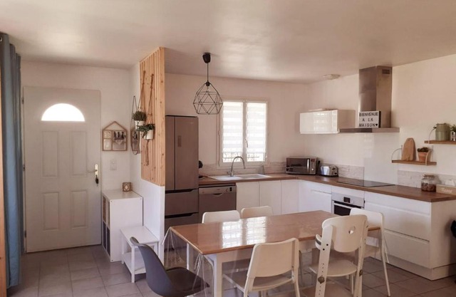 Maison ensoleillée de plain-pied ouvert sur un jardin clôturé
