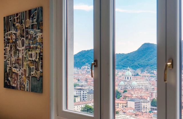 Maison Peltrera - flying over Como