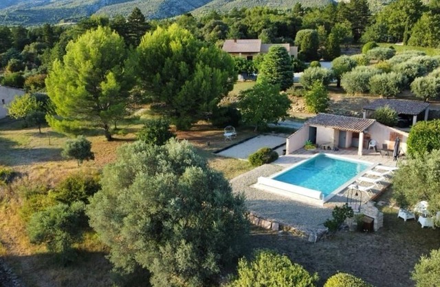 Maison Provençale Avec Magnifique Jardin et Piscine