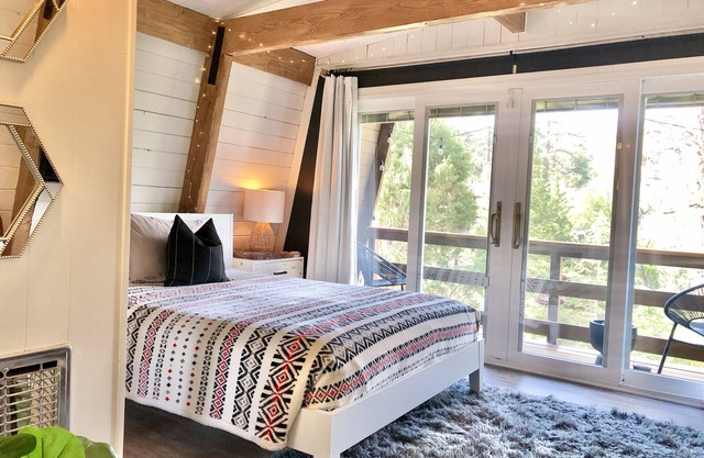 Maison Solange Boho Modern Cabin in Moonridge w/hot tub, Near resorts golf zoo