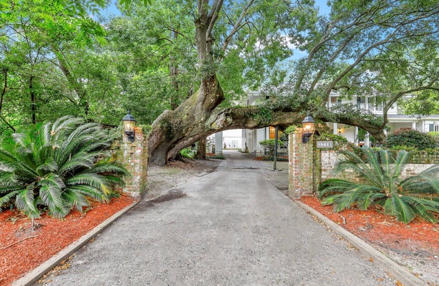 Majestic Carriage House Minutes from Downtown
