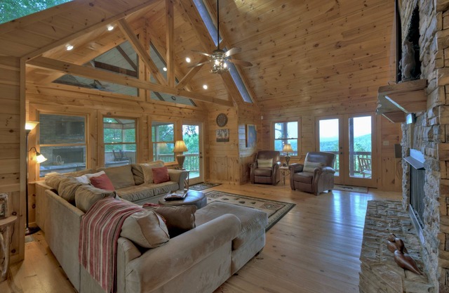 Majestic long range mountain views! Pet friendly! Bed & bath each level for privacy, gathering porch outdoor fireplace in Aska Adventure Area