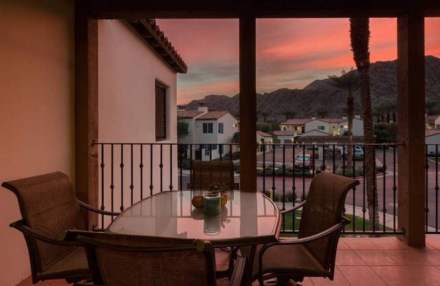 Majestic Mountain Views- 2 private patios- 2 bed/2 bath sleeps 6- 064225