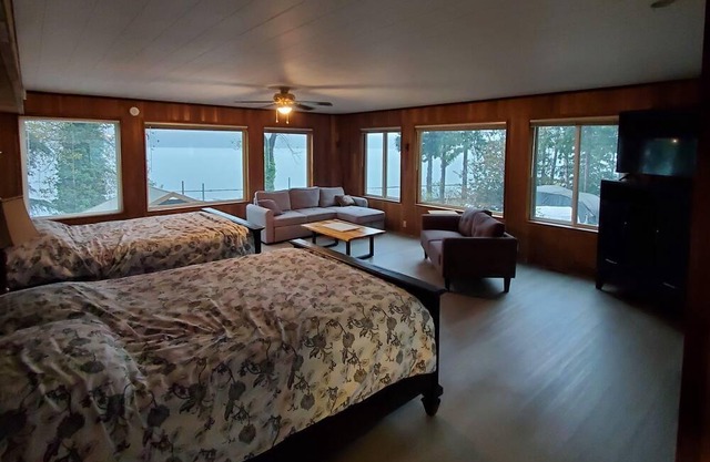 Majestic Rustic Family Lake Oasis ~ HotTub, Sauna