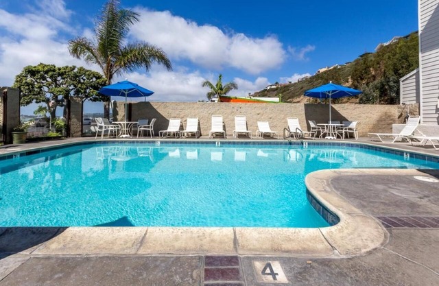 Make Your Trip More Enjoyable! 2 Relaxing Units, Free Parking, Pool, Beachside!