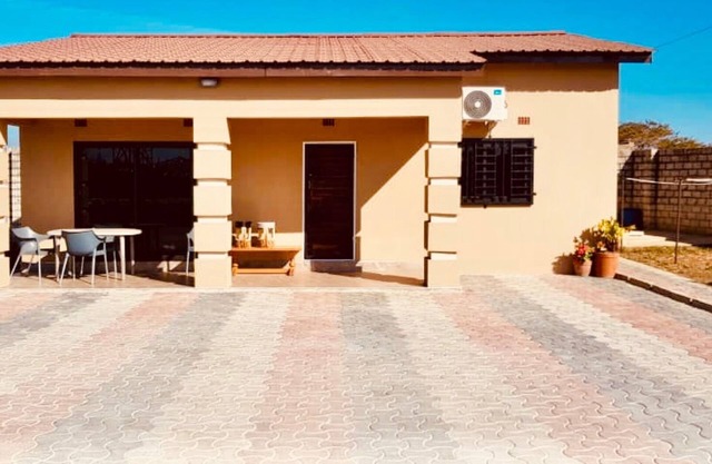 Makeni Cottage - fully furnished 2 bedrooms, full kitchen, shower, pool, A/C