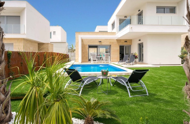 Maldiva Contemporary villa with private heated pool in Golf Torrevieja