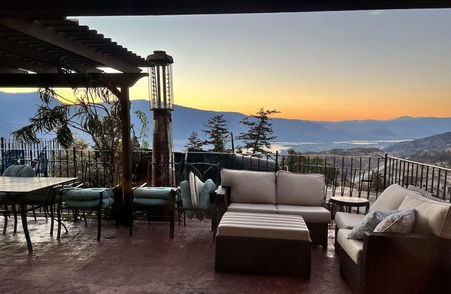Malibu experience in osoyoos- basement villa with pool & fitness room