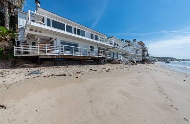 Malibu Rd Ocean Front Dry Sandy Beach House + Studio, 2 Kitchens, Cedar Hot Tub