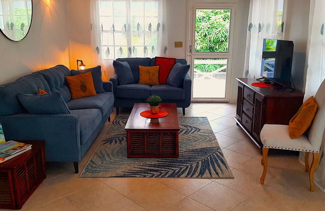 Mango Tree Cottage with Chill Pool. Short Walk To The Beach