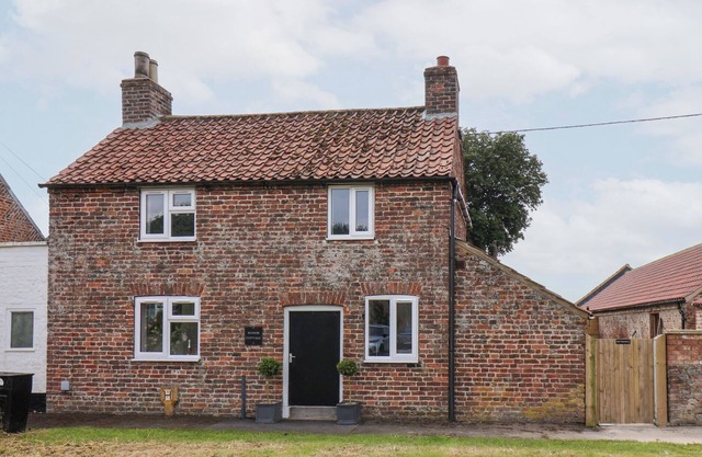 MANOR COTTAGE, pet friendly, character holiday cottage in Nafferton