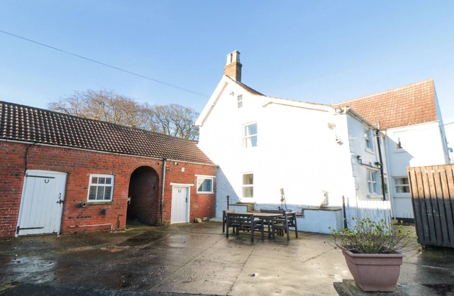 MANOR FARMHOUSE, pet friendly, character holiday cottage in Filey