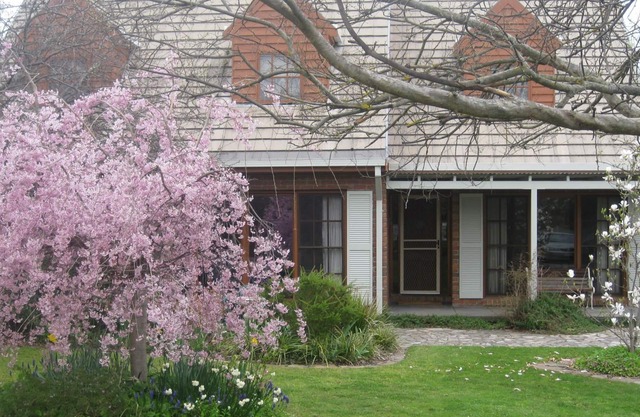 Mansfield House - Country Holiday Accommodation, Sleeps 10, up to 15