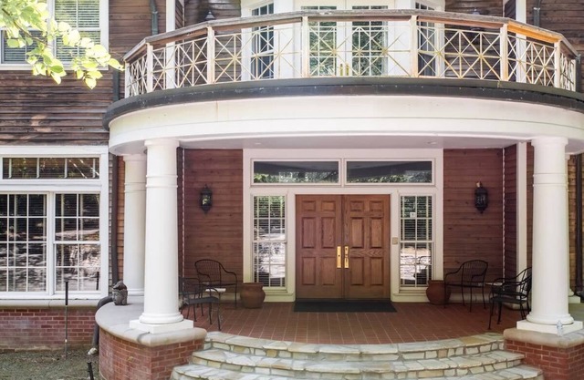 Mansion in Woods 4 bedroom apartment M2345
