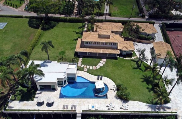 Mansion on the edge of the lake with 10 bedrooms