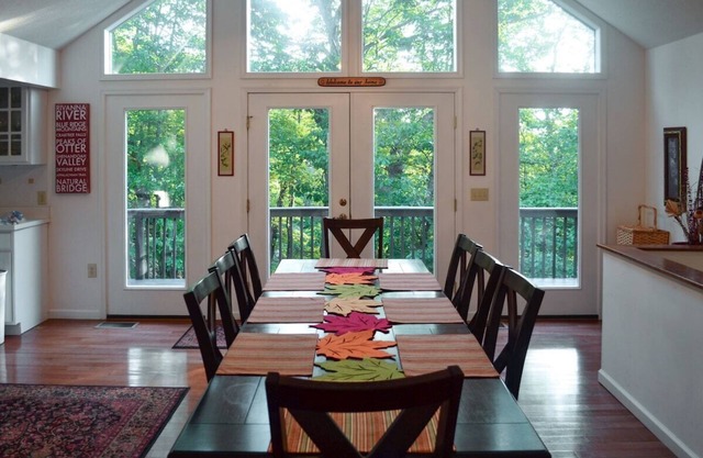 Maple Highlands: Under 1 Mile to Lift! Mountaintop Estate with 2 Scenic Decks