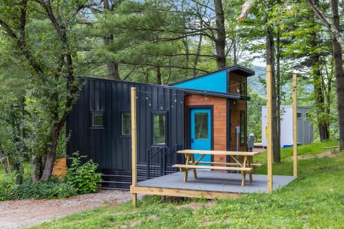 Maple Sugar Shack Tiny House with hot tub & river by Stowe