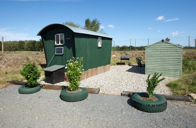 March Luxury Shepherd's Hut - Hot Tub - stunning location. Access to sauna.