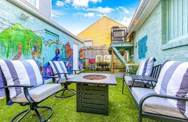 Mardi Gras Patio + Parking! 8mins to Canal St. + Premier Dog Park Nearby