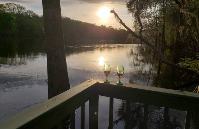 MARGARITAVILLE BY THE SUWANNEE RIVER & ROYAL SPRINGS PET FRIENDLY
