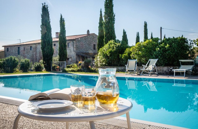 Margherita room in farmhouse with swimming pool, 30km from Volterra, 40km from Pisa,