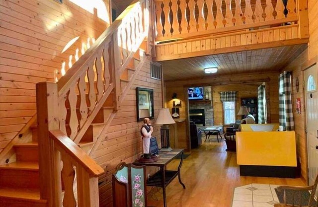 Marilyn's Cottage, Family Friendly, Park Setting, King Bed , Fire Pit, Pet Free
